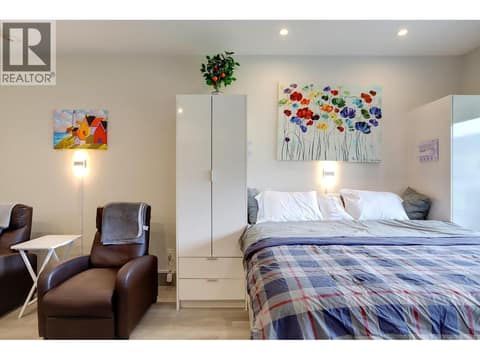 King sized bed at 2555 Lakeshore Road Unit# 419, Okanagan Landing, Vernon