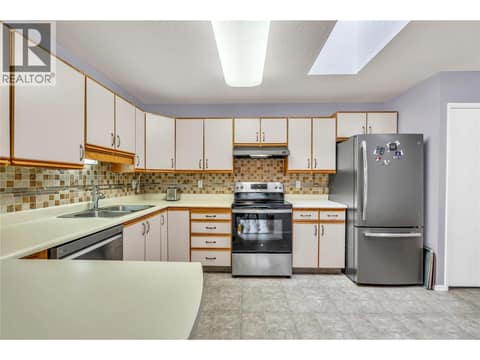 Photo 5 of 272 Green Avenue W Unit# 402, Main South, Penticton