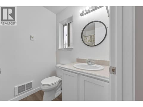 Primary ensuite at 10824 Westshore Road, Okanagan North, Vernon