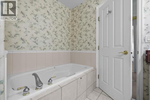 Primary Ensuite at 3889 Gallaghers Grange, South East Kelowna