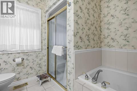 Primary Ensuite with Separate Soaker Tub and Shower at 3889 Gallaghers Grange, South East Kelowna