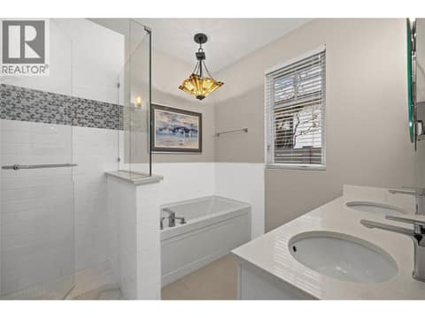 Primary ensuite at 2050 Long Street, Kelowna South
