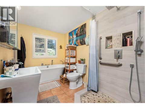 Carriage house main bath at 4405 Ottley Road, Lake Country South West