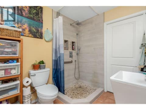 Carriage house main bath at 4405 Ottley Road, Lake Country South West