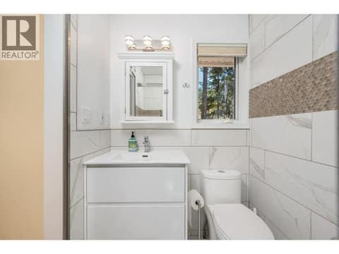 Ensuite bathroom - main home at 4405 Ottley Road, Lake Country South West