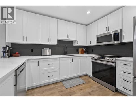Photo 4 of 2942 McAllister Road, Glenrosa, West Kelowna