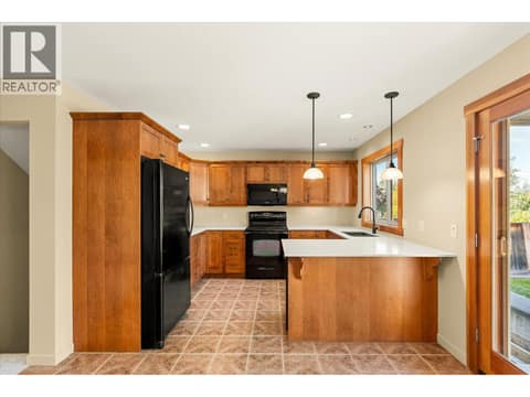 Photo 6 of 922 Paret Crescent, Lower Mission, Kelowna