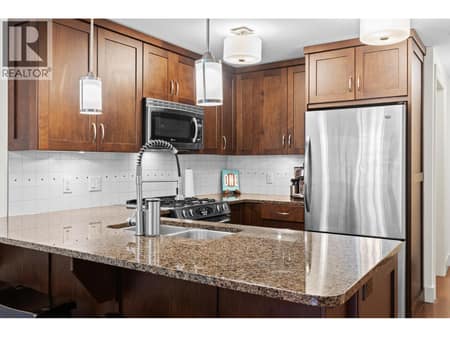 Large peninsula kitchen at 580 Sarsons Road Unit# 115, Lower Mission, Kelowna