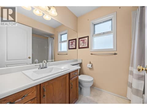2nd level: Main bathroom - 4 piece at 884 Mission Springs Crescent, Lower Mission, Kelowna