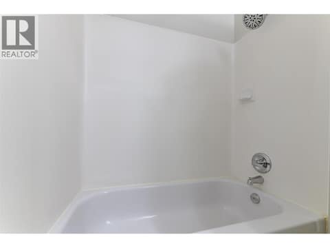 Main bathroom with tub/shower combination at 246 Briarwood Road, Rutland North, Kelowna