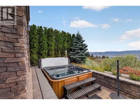 Sunken hot tub deck at 734 Marin Crescent, Upper Mission, Kelowna