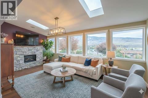 Dining room / Sitting room at 6521 BELLEVUE Drive, Oliver