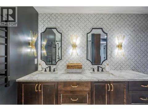 Main bathroom at 6521 BELLEVUE Drive, Oliver