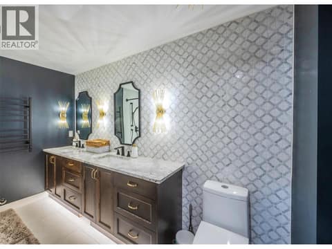 Main bathroom at 6521 BELLEVUE Drive, Oliver