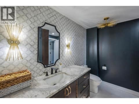 Main bathroom at 6521 BELLEVUE Drive, Oliver