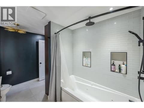 Main bathroom at 6521 BELLEVUE Drive, Oliver