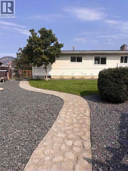 Photo 2 of 725 Ross Avenue, Columbia/Duncan, Penticton
