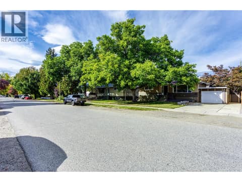 Photo 4 of 950 & 952 Stockwell Avenue, Kelowna North