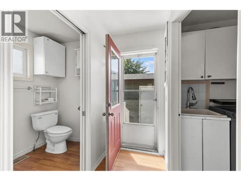 Photo 17 of 925 Sutherland Avenue, Kelowna South