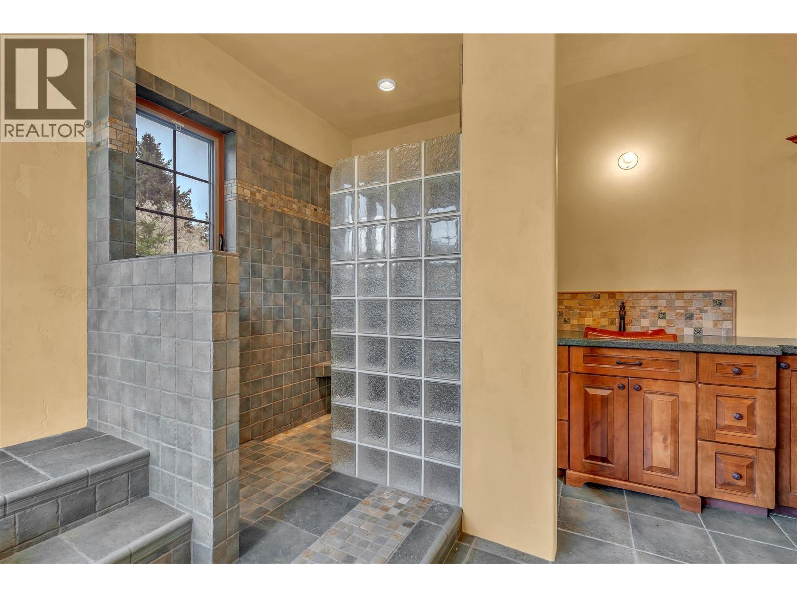 Primary Ensuite at 18005 Whitfield Road, Summerland Rural