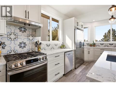 Gas stove at 724 Lone Pine Drive, Black Mountain, Kelowna