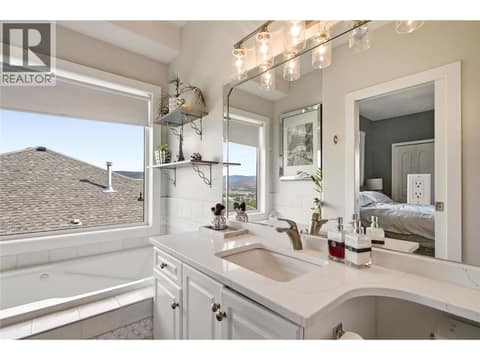 Primary ensuite at 724 Lone Pine Drive, Black Mountain, Kelowna