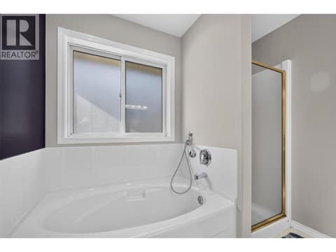 Large Tub! at 1212 Cerise Drive, Glenmore, Kelowna