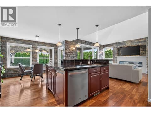 Photo 10 of 2512 Selkirk Drive, Dilworth Mountain, Kelowna