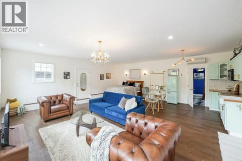 Guest house at 860 Fairview Road, Oliver