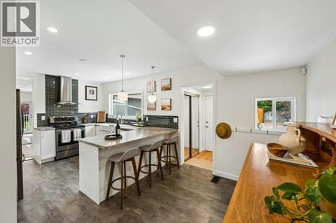 Kitchen counter seating at 860 Fairview Road, Oliver