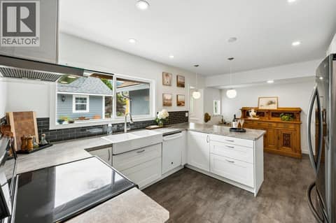 Kitchen with soft-close cabinets at 860 Fairview Road, Oliver
