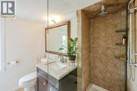 Primary bedroom ensuite - granite counters at 860 Fairview Road, Oliver