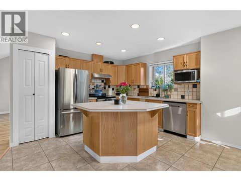 Photo 3 of 1759 Spruceglen Drive, Glenmore, Kelowna