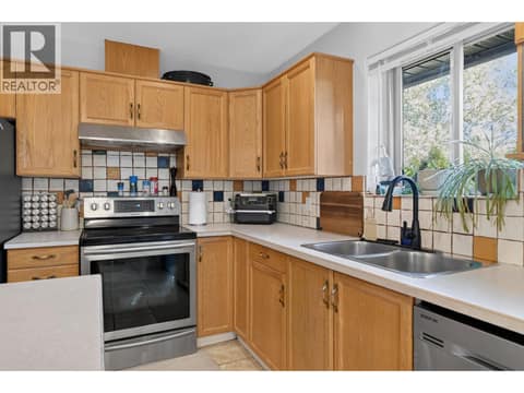 Photo 4 of 1759 Spruceglen Drive, Glenmore, Kelowna
