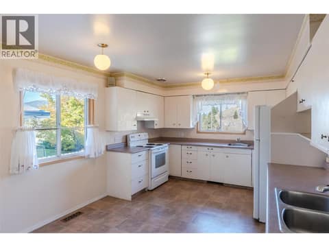 Photo 10 of 1574 Ridgedale Avenue, Columbia/Duncan, Penticton
