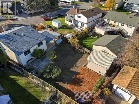 Photo 3 of 1923 Gladstone Drive, Sahali, Kamloops
