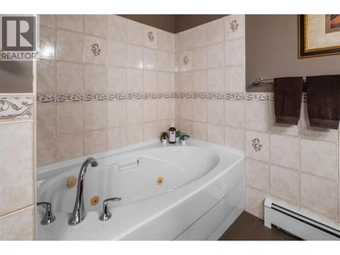Main bath 2 at 6450 Meadowland Crescent S, Barnhartvale, Kamloops