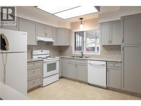 Eat-in kitchen with breakfast nook at 3900 27 Avenue Unit# 2, Westmount, Vernon