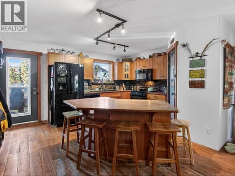 Photo 2 of 961 Robinson Avenue, Naramata Village