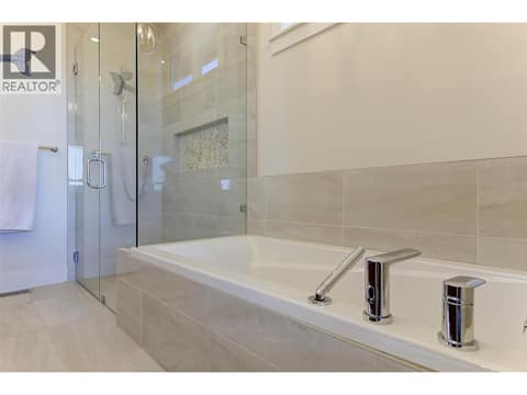 Deep soaker bathtub at 13371 Apex Lane, Lake Country East / Oyama