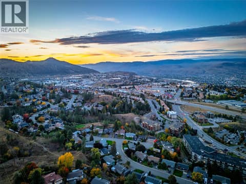 Photo 2 of 325 Whiteshield Crescent, Sahali, Kamloops
