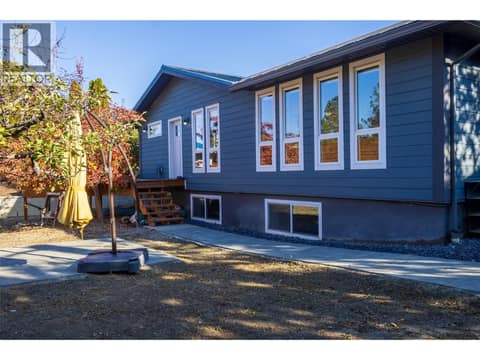 Photo 3 of 325 Whiteshield Crescent, Sahali, Kamloops
