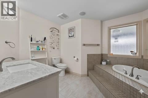 Primary ensuite at 996 Arlington Court, Brocklehurst, Kamloops