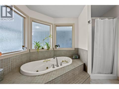 Primary ensuite at 996 Arlington Court, Brocklehurst, Kamloops