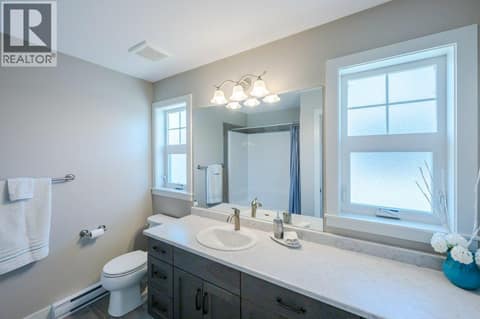 Upper level 4-piece main bath at 2450 Radio Tower Road Unit# 70, Oliver Rural