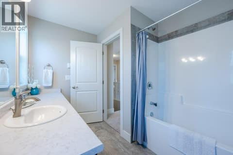 Upper level 4-piece main bath at 2450 Radio Tower Road Unit# 70, Oliver Rural