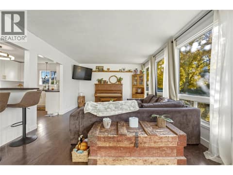 Photo 7 of 2140 Rosedale Avenue, Armstrong/ Spall.