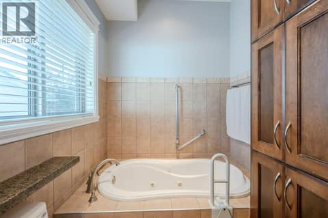 4-piece ensuite with walk-in shower & soaker tub at 1124 Fairview Road, Oliver