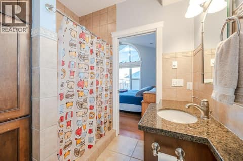 4-piece ensuite with walk-in shower & soaker tub at 1124 Fairview Road, Oliver