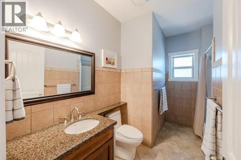 Main level 4-piece bathroom at 1124 Fairview Road, Oliver